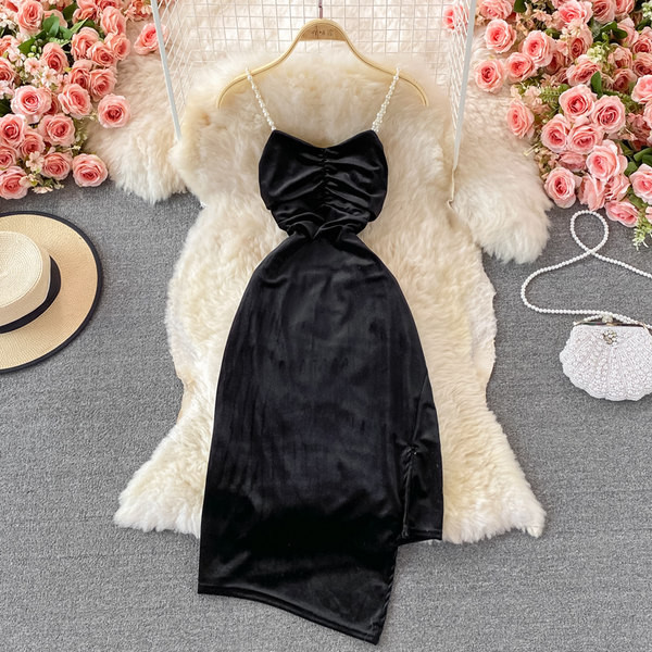 Aszimmetrikus női ruha gyöngyökkel