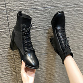 Modern női csizma fűzővel és magassarkúval