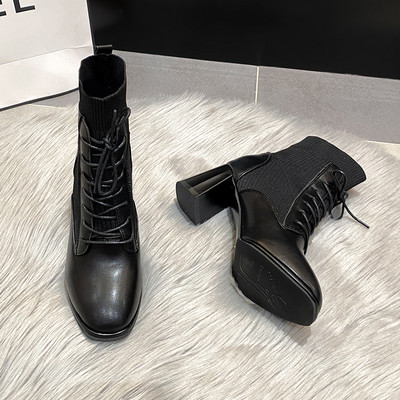 Modern női csizma fűzővel és magassarkúval