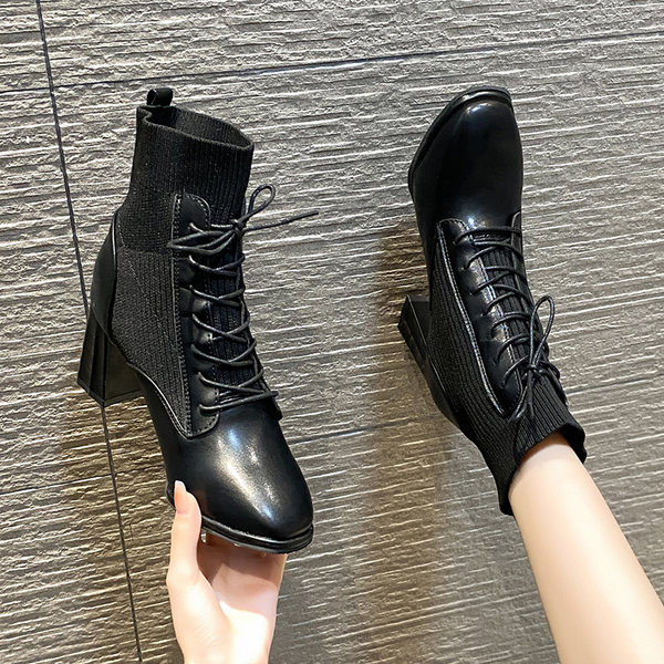 Modern női csizma fűzővel és magassarkúval