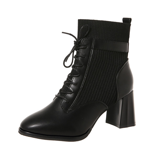 Modern női csizma fűzővel és magassarkúval