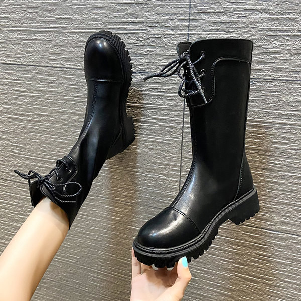 Aktuális női csizma lapos talppal és fűzővel