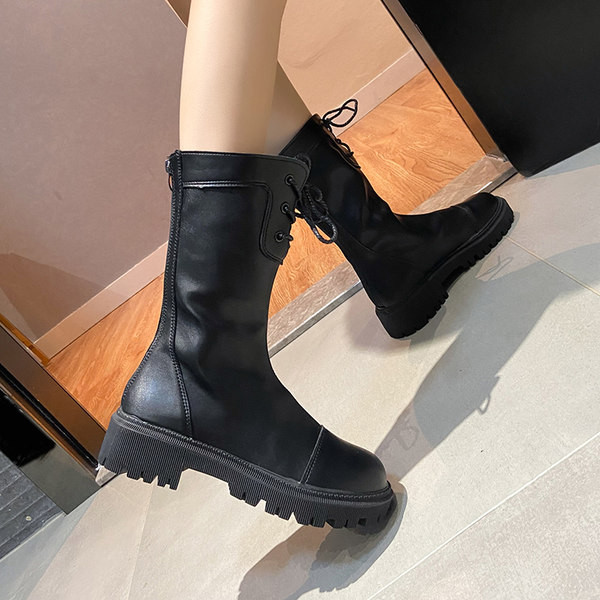 Aktuális női csizma lapos talppal és fűzővel