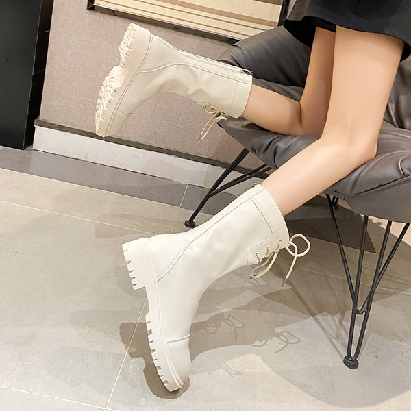 Aktuális női csizma lapos talppal és fűzővel