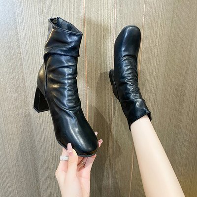 Modern női csizma 7 cm magas sarokkal és cipzárral