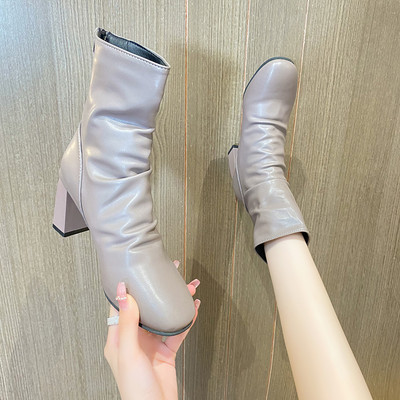 Modern női csizma 7 cm magas sarokkal és cipzárral