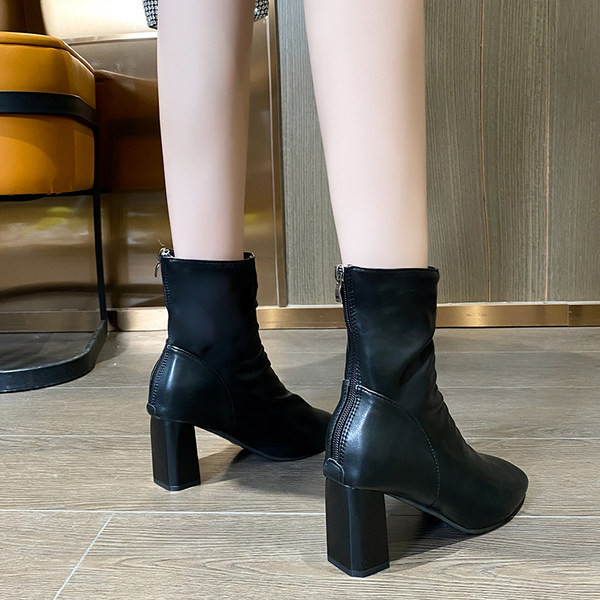 Modern női csizma 7 cm magas sarokkal és cipzárral