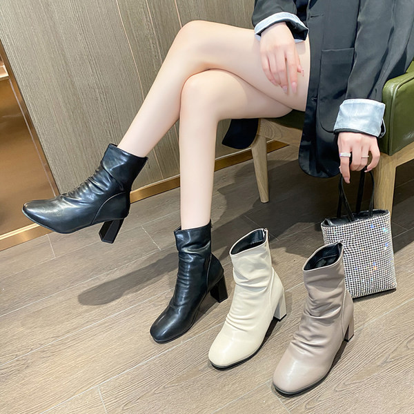 Modern női csizma 7 cm magas sarokkal és cipzárral