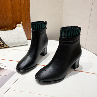 Alkalmi női csizma sima modell magassarkúval és cipzárral