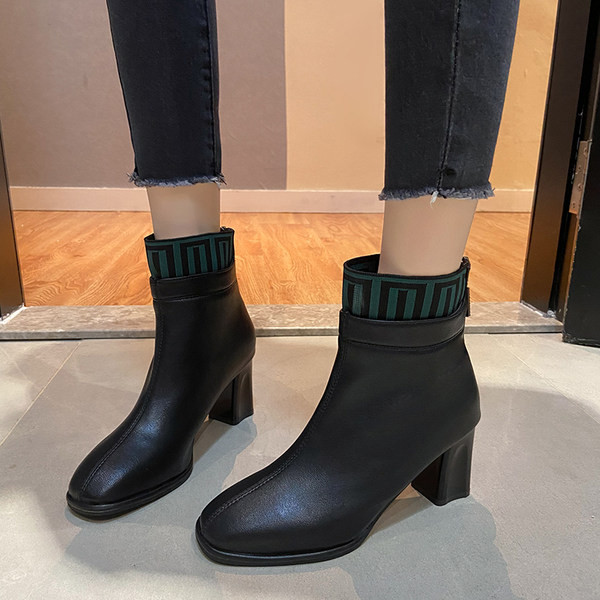 Alkalmi női csizma sima modell magassarkúval és cipzárral