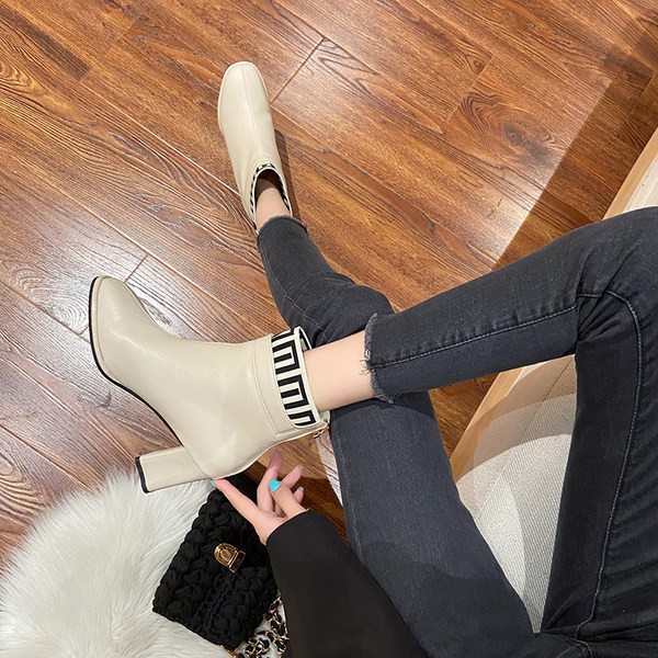 Alkalmi női csizma sima modell magassarkúval és cipzárral