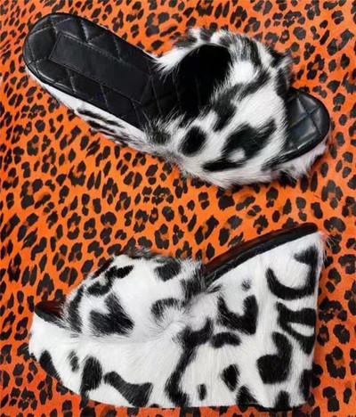 Naiste platvormiga sussid