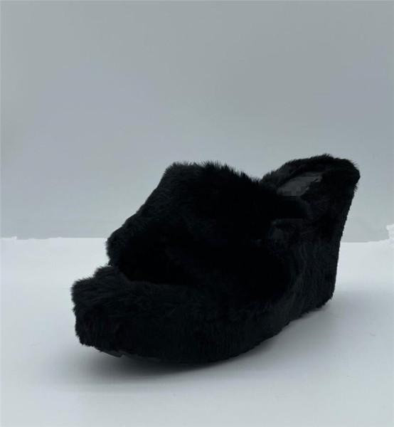 Naiste platvormiga sussid