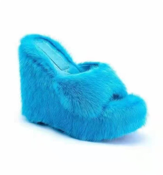 Naiste platvormiga sussid