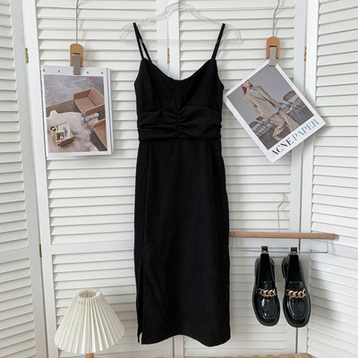 Modern női ruha vékony pántokkal, több színben hasítékkal