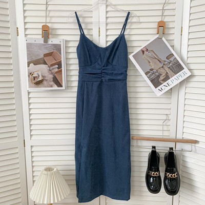 Modern női ruha vékony pántokkal, több színben hasítékkal