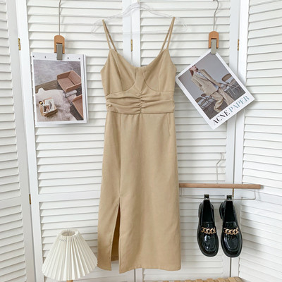 Modern női ruha vékony pántokkal, több színben hasítékkal