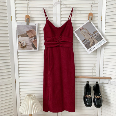 Modern női ruha vékony pántokkal, több színben hasítékkal