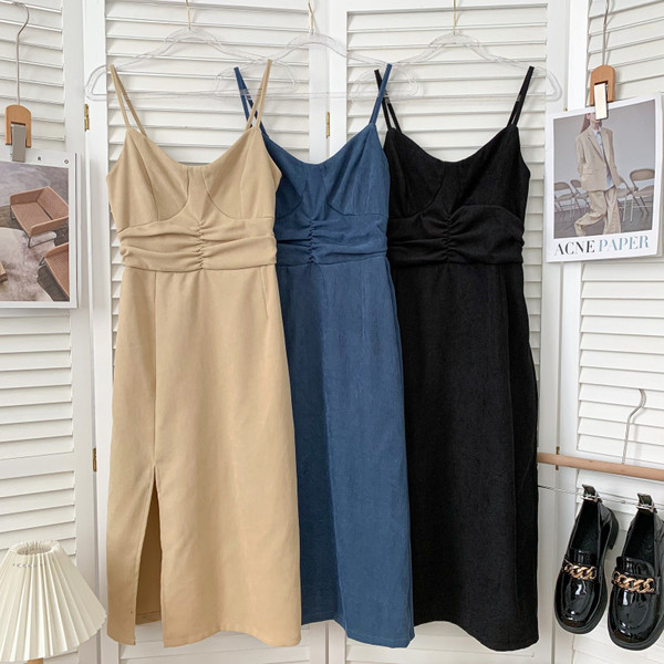 Modern női ruha vékony pántokkal, több színben hasítékkal