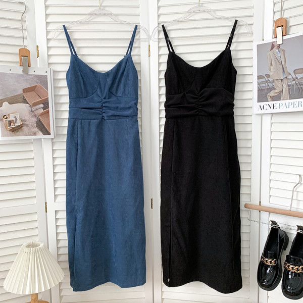 Modern női ruha vékony pántokkal, több színben hasítékkal