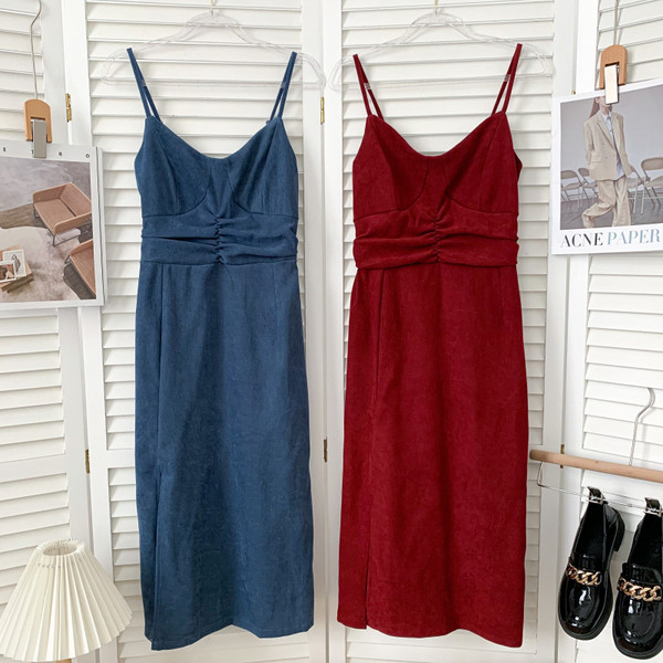 Modern női ruha vékony pántokkal, több színben hasítékkal