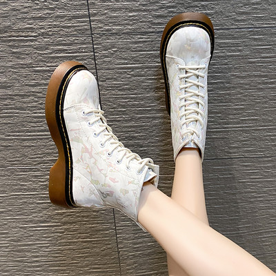 Alkalmi női csizma fűzős és lapos talpú