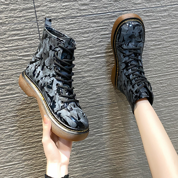 Alkalmi női csizma fűzős és lapos talpú