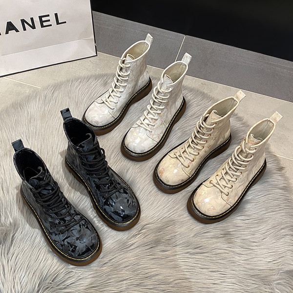 Alkalmi női csizma fűzős és lapos talpú