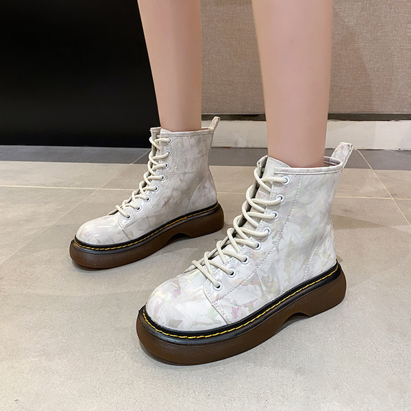 Alkalmi női csizma fűzős és lapos talpú