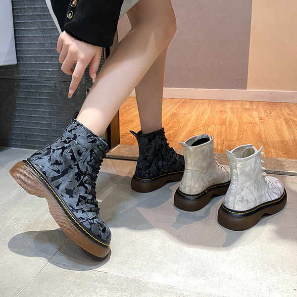 Alkalmi női csizma fűzős és lapos talpú