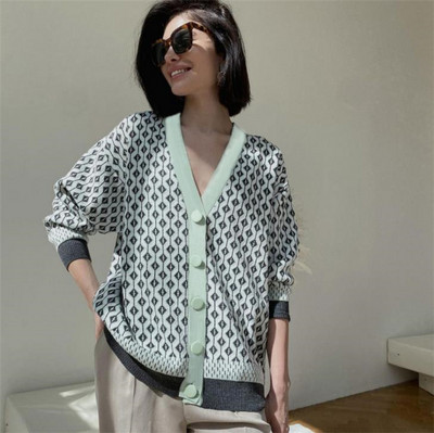 Kockás széles mellény gombokkal és spitz nyakkivágással