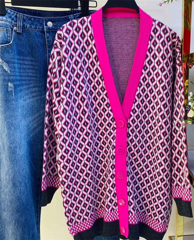 Kockás széles mellény gombokkal és spitz nyakkivágással