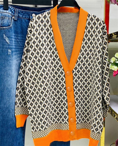 Kockás széles mellény gombokkal és spitz nyakkivágással