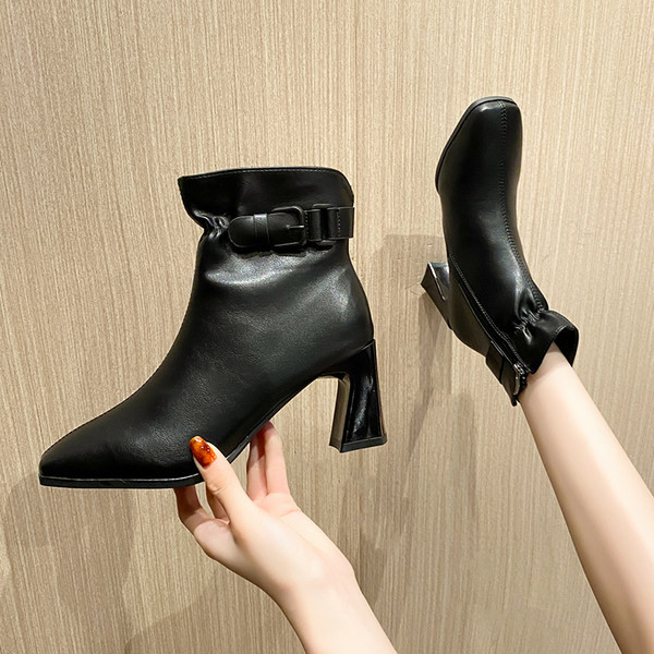 Aktuális női sarkú csizma műbőrből, csattal