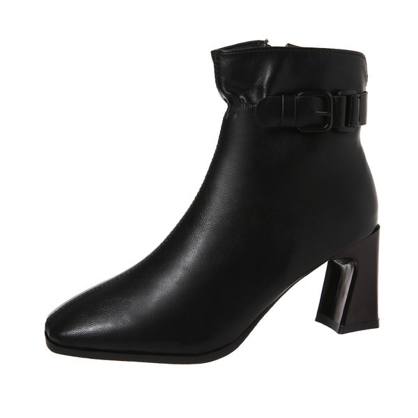 Aktuális női sarkú csizma műbőrből, csattal