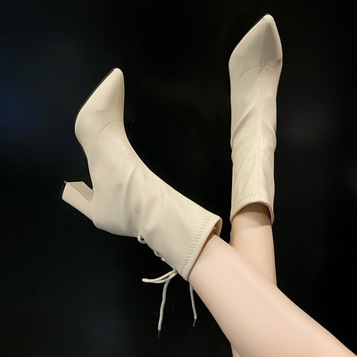 Stílusos női csizma fűzővel és 8 cm magas sarokkal