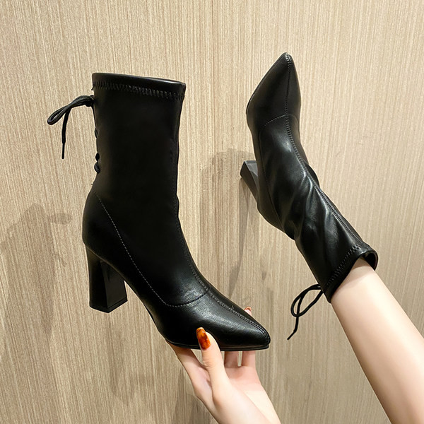 Stílusos női csizma fűzővel és 8 cm magas sarokkal