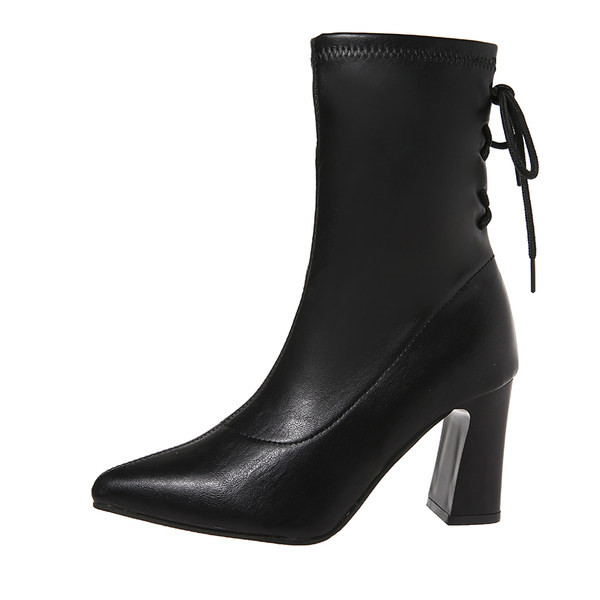 Stílusos női csizma fűzővel és 8 cm magas sarokkal