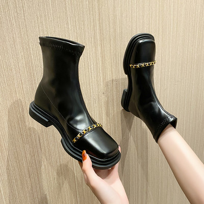 Μοντέρνες μπότες με μεταλλικό στοιχείο και επίπεδη σόλα για γυναίκες