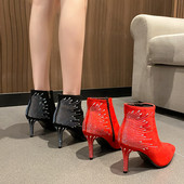 Női csizma hegyes modell díszkövekkel és 8,5 cm-es sarokkal