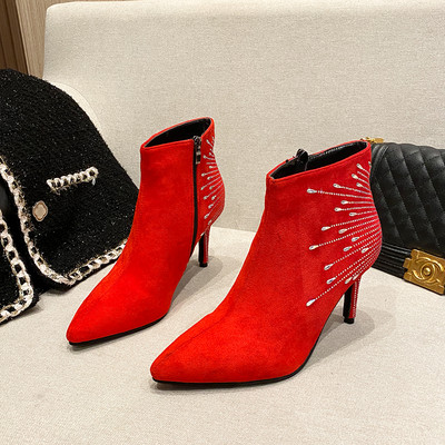 Női csizma hegyes modell díszkövekkel és 8,5 cm-es sarokkal