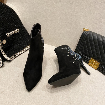 Női csizma hegyes modell díszkövekkel és 8,5 cm-es sarokkal