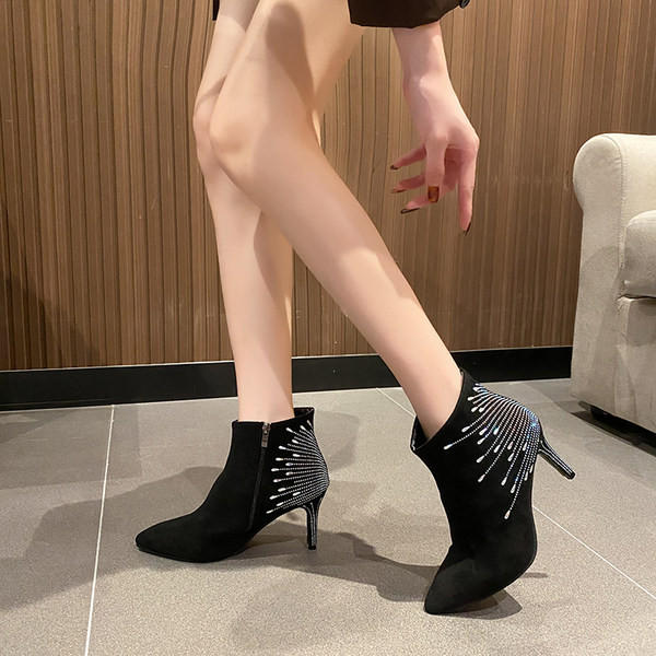 Női csizma hegyes modell díszkövekkel és 8,5 cm-es sarokkal