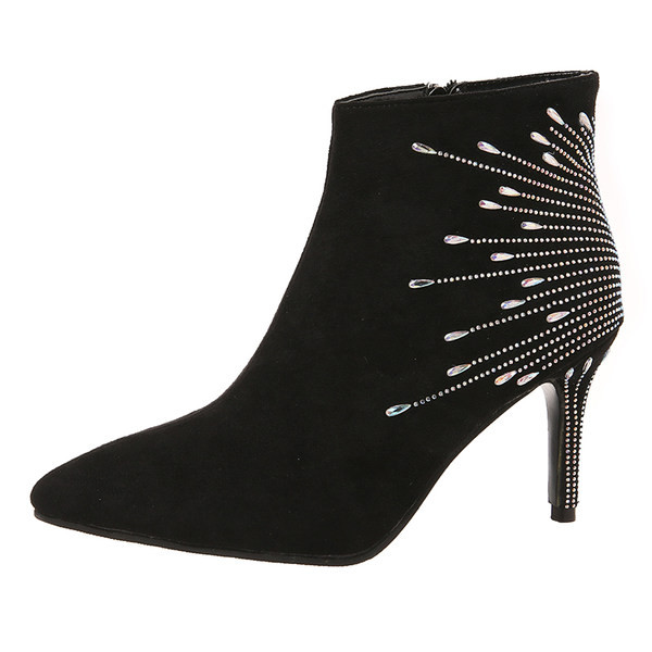 Női csizma hegyes modell díszkövekkel és 8,5 cm-es sarokkal