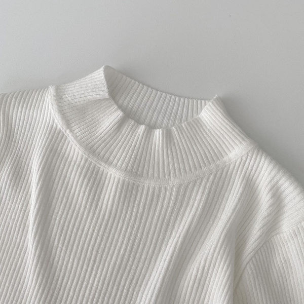 Női blúz alacsony gallérral és hosszú ujjal