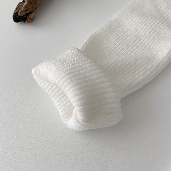 Női blúz alacsony gallérral és hosszú ujjal