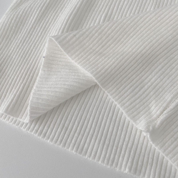 Női blúz alacsony gallérral és hosszú ujjal