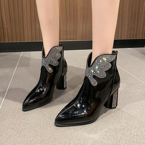 Eko bőrből készült modern női csizma díszkövekkel és magassarkúval