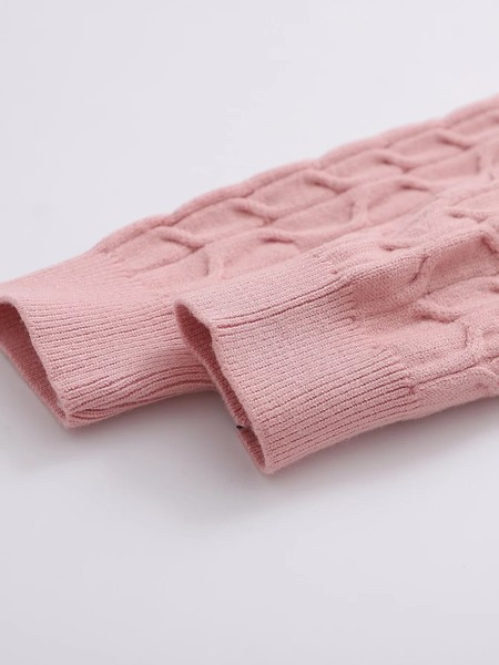 Vékony kötésből készült női testhezálló ruha