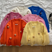 Széles női pulóver 3D elemekkel